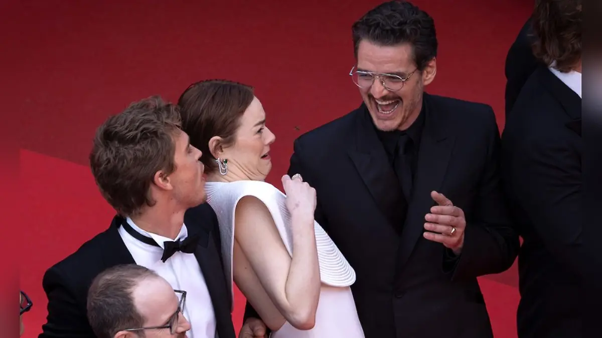 Emma Stone wehrt eine Biene ab