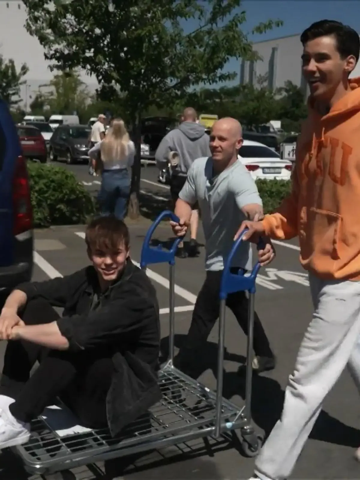 Bild zu: "Möbel gegen Tanz! Harte Challenge für Diego, Fabien & Taliso"