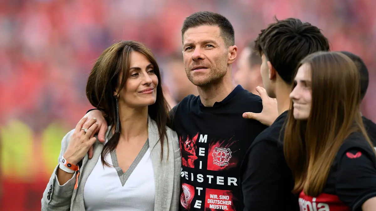 Trainer Xabi Alonso mit seiner Ehefrau Nagore und den Kindern Jon, Ane, Emma
