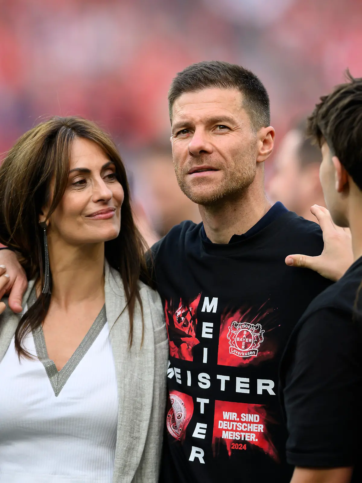 Trainer Xabi Alonso mit seiner Ehefrau Nagore und den Kindern Jon, Ane, Emma