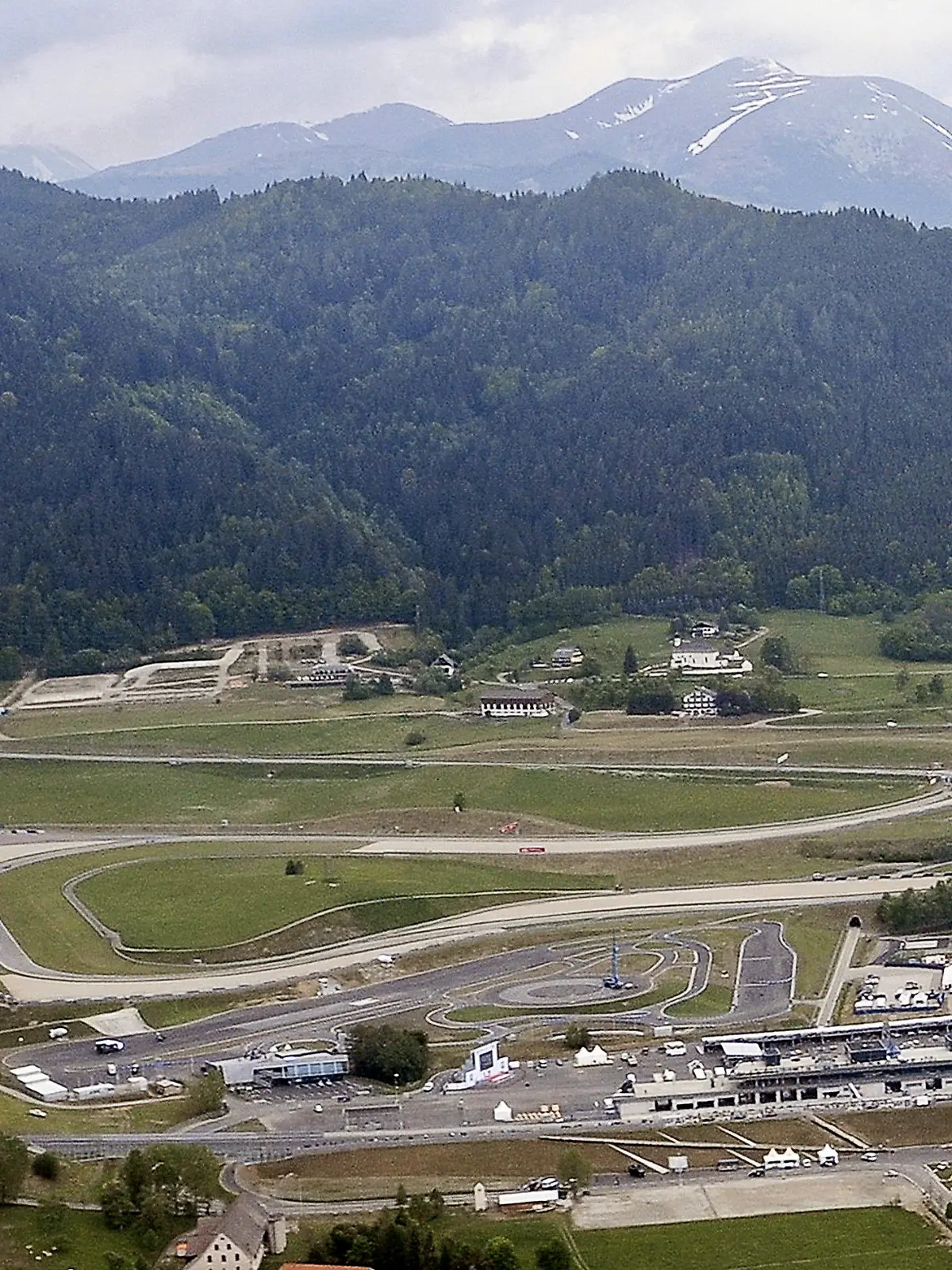 epa02732982 General view of the new Red Bull Ring racetrack in Spielberg, Austria, 14 May 2011. The new racetrack in Spielberg will be officially opened on 15 May 2011. EPA/ANDREAS PESSENLEHNER  +++(c) dpa - Bildfunk+++