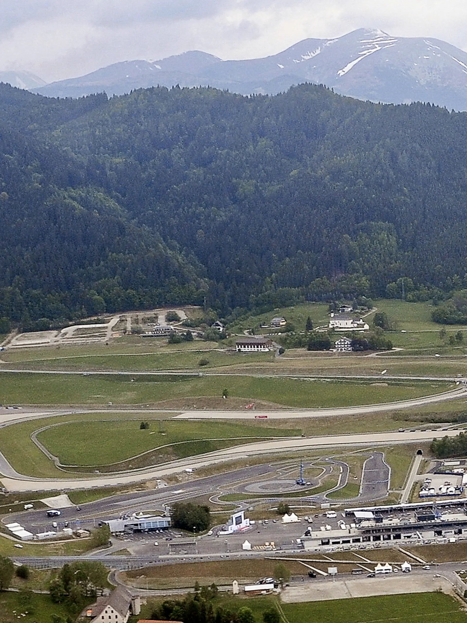 epa02732982 General view of the new Red Bull Ring racetrack in Spielberg, Austria, 14 May 2011. The new racetrack in Spielberg will be officially opened on 15 May 2011. EPA/ANDREAS PESSENLEHNER  +++(c) dpa - Bildfunk+++