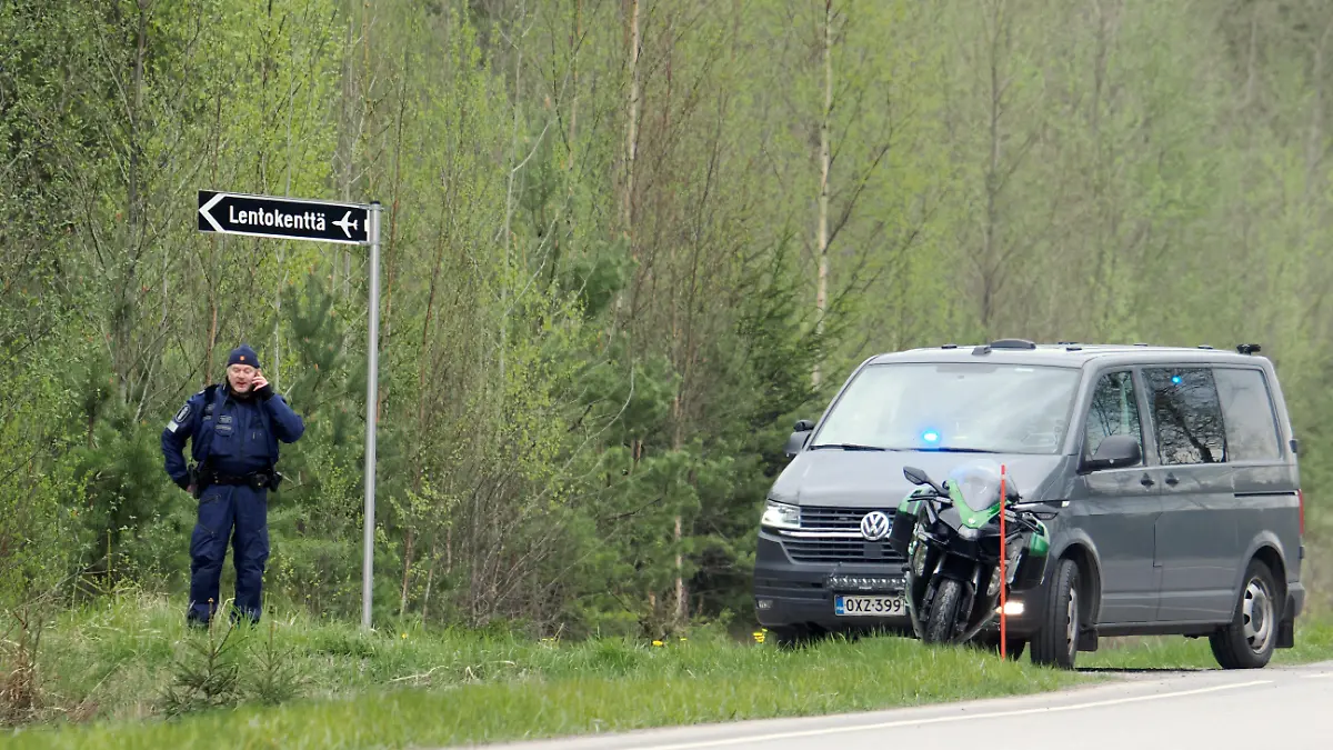Finnland, Eura: Die Polizei blockiert den Zugang zur Absturzstelle in der Nähe des Flugplatzes Eura. Zwei zivile Hubschrauber sind in Eura abgestürzt, wie die Rettungsabteilung von Satakunta mitteilte. Die Rettungskräfte haben die Hubschrauber in einem Waldgebiet geortet. Die Behörden lehnten es bisher ab, Angaben zu möglichen Opfern zu machen.