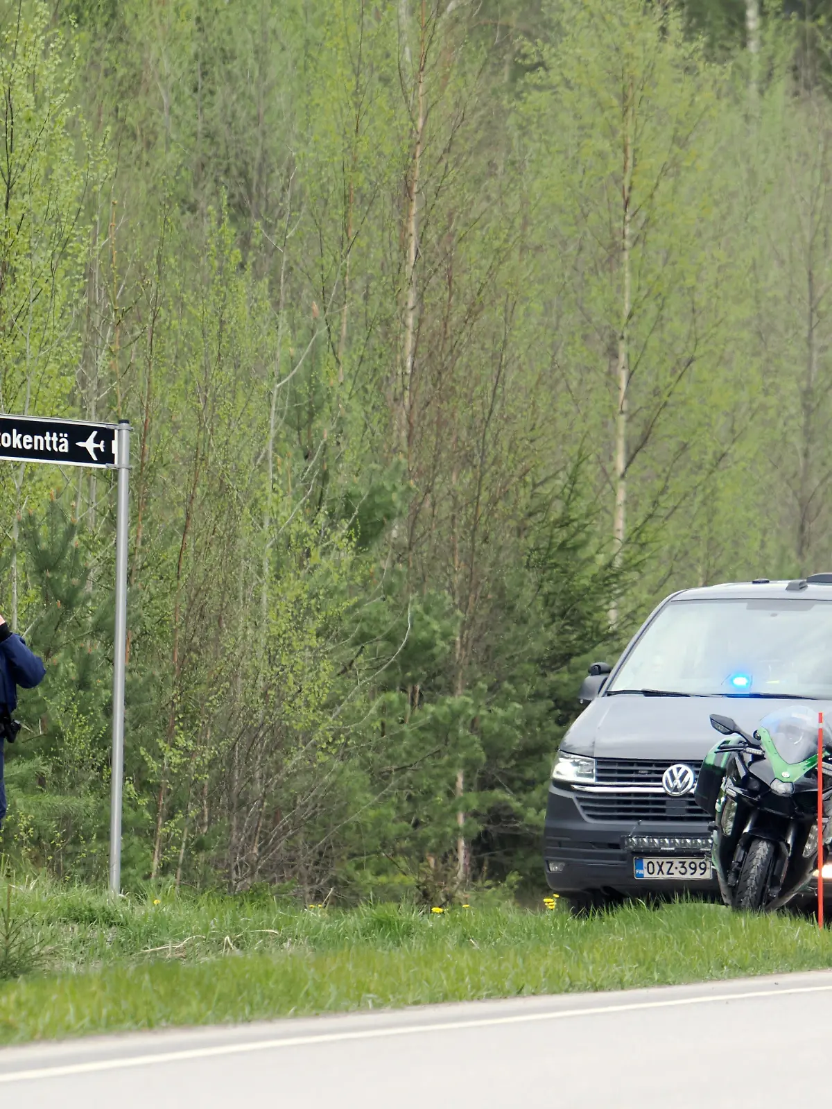 Finnland, Eura: Die Polizei blockiert den Zugang zur Absturzstelle in der Nähe des Flugplatzes Eura. Zwei zivile Hubschrauber sind in Eura abgestürzt, wie die Rettungsabteilung von Satakunta mitteilte. Die Rettungskräfte haben die Hubschrauber in einem Waldgebiet geortet. Die Behörden lehnten es bisher ab, Angaben zu möglichen Opfern zu machen.
