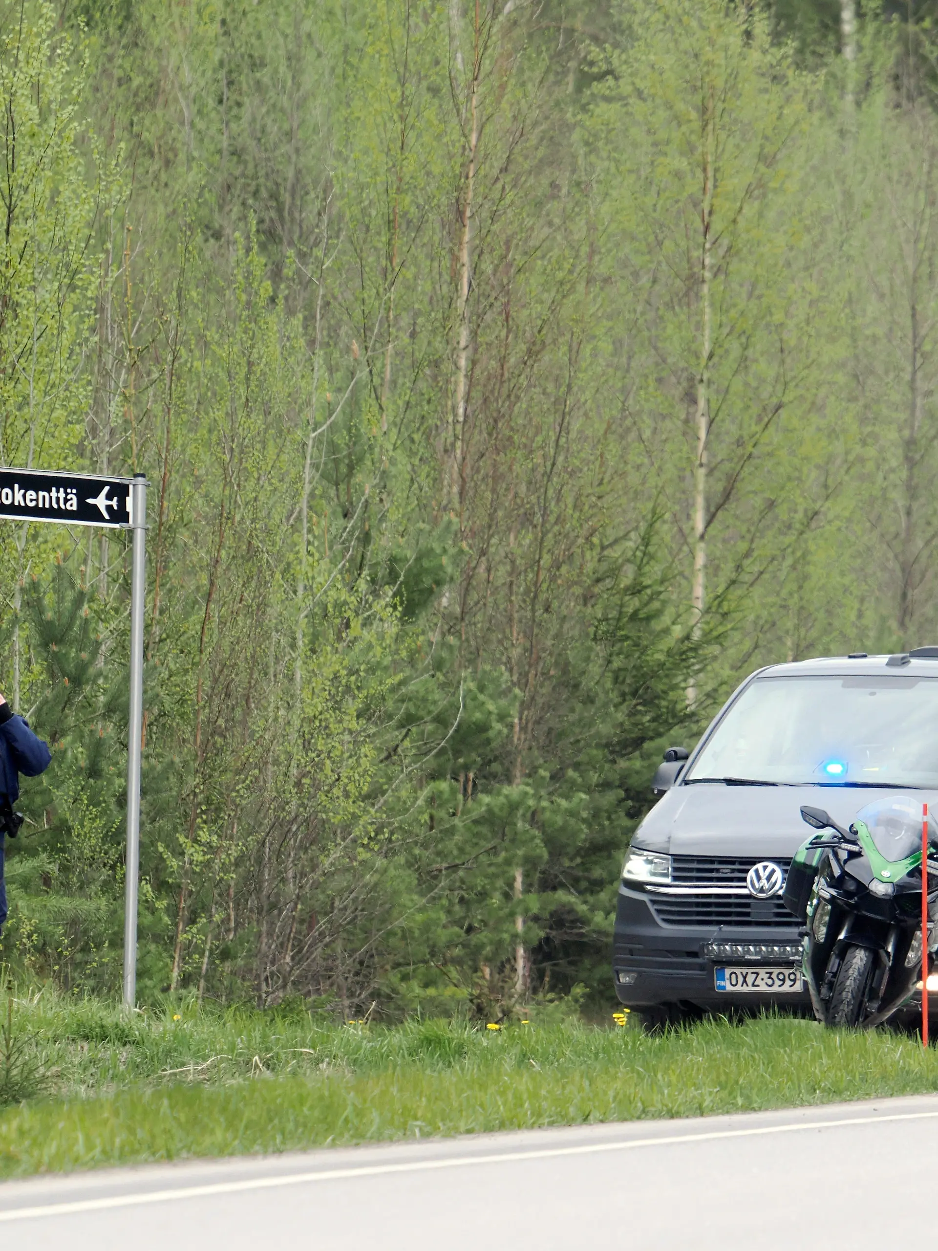 Finnland, Eura: Die Polizei blockiert den Zugang zur Absturzstelle in der Nähe des Flugplatzes Eura. Zwei zivile Hubschrauber sind in Eura abgestürzt, wie die Rettungsabteilung von Satakunta mitteilte. Die Rettungskräfte haben die Hubschrauber in einem Waldgebiet geortet. Die Behörden lehnten es bisher ab, Angaben zu möglichen Opfern zu machen.