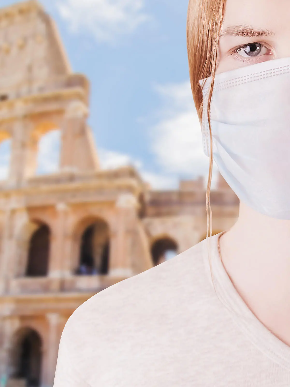 Frau mir Schutzmaske vor dem Colloseum in Rom