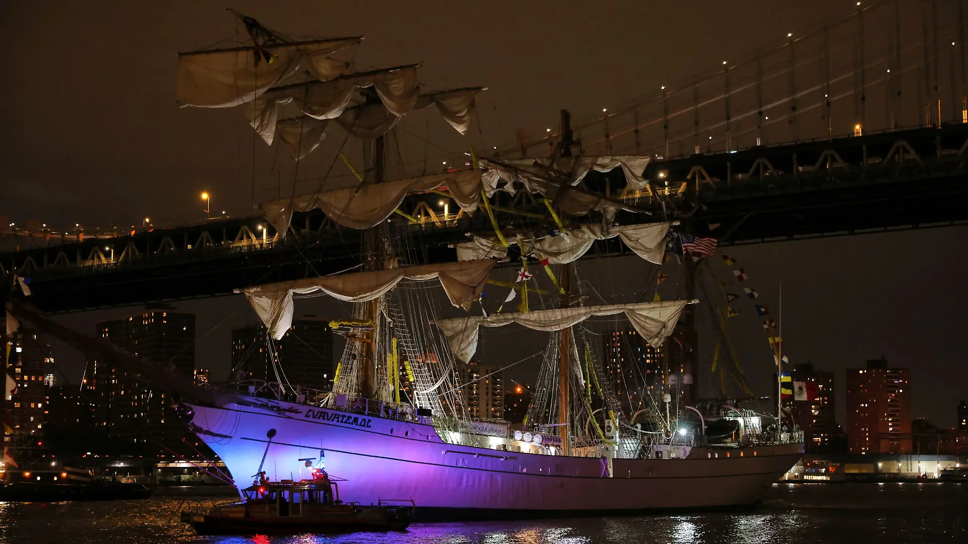 Segelschiff kracht in Brooklyn Bridge