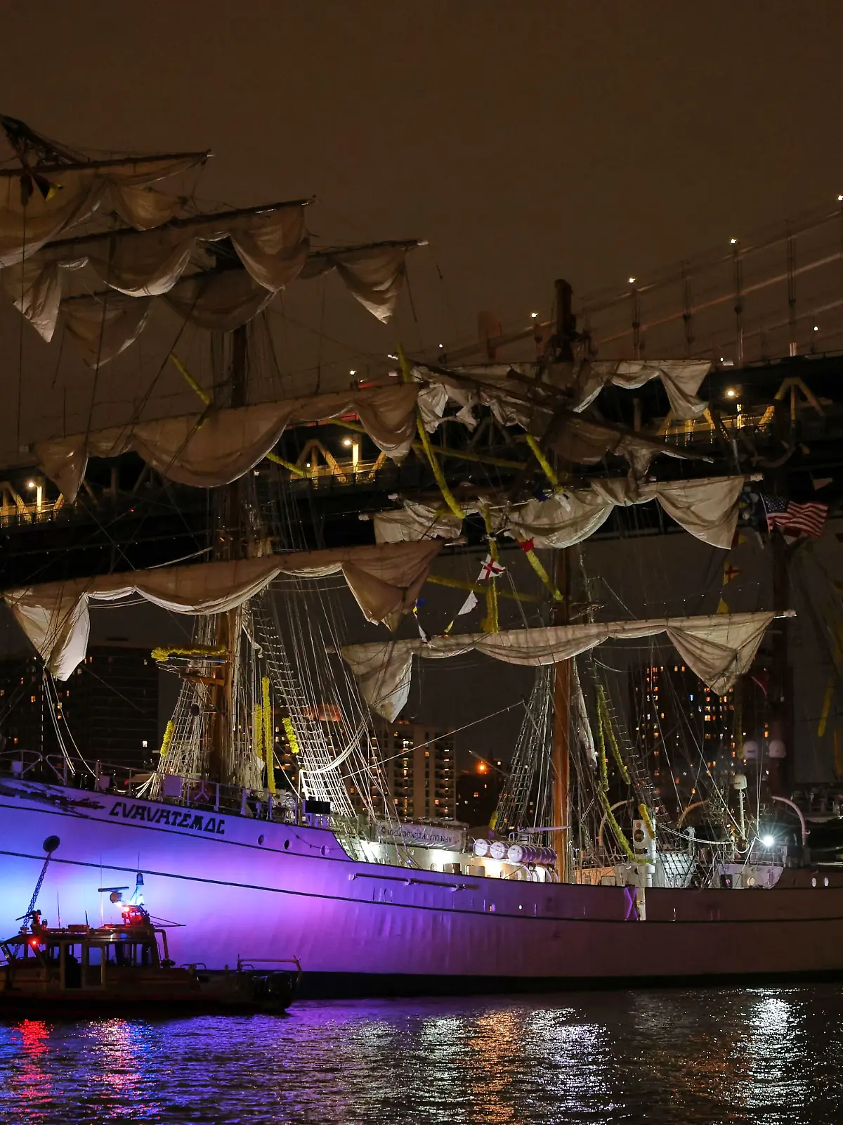 Segelschiff kracht in Brooklyn Bridge 