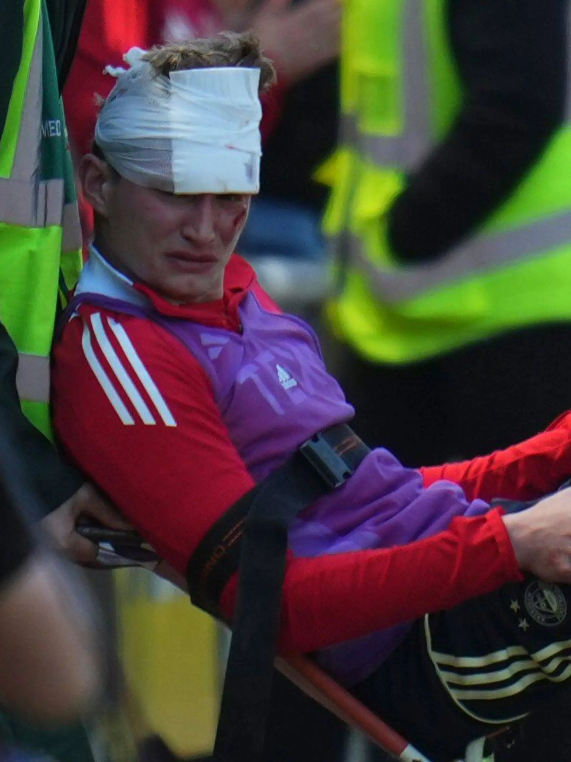 Aberdeens Jack MacKenzie nachdem er von einem Sitz nach der Partie Dundee United gegen Aberdeen in der William Hill Premiership am 17. Mai 2025. 