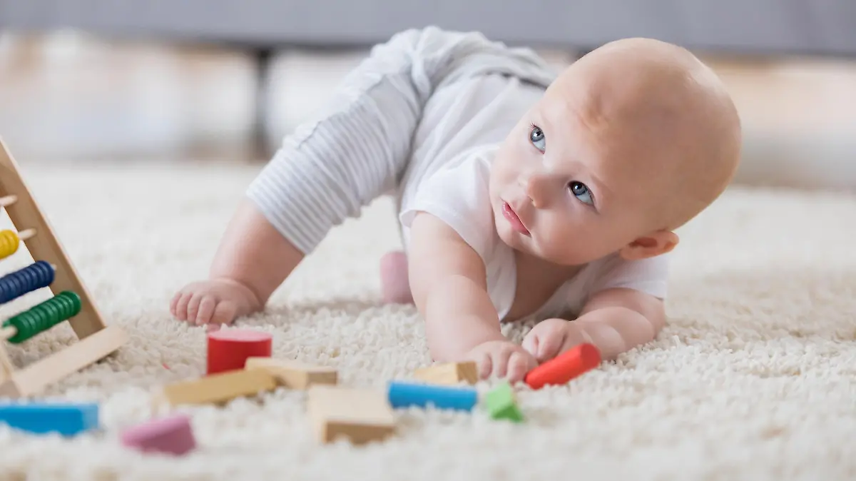 Baby richtet sich auf
