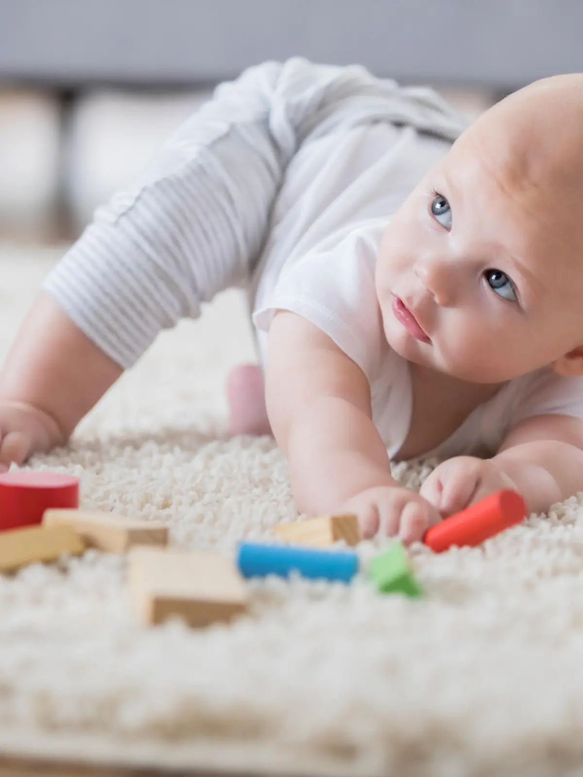 Baby richtet sich auf