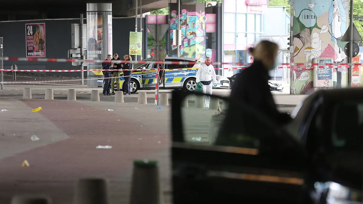 Die Polizei sichert in der Bielefelder Innenstadt Spuren. Hier soll ein Mann mehrere Menschen in der Nacht verletzt haben.