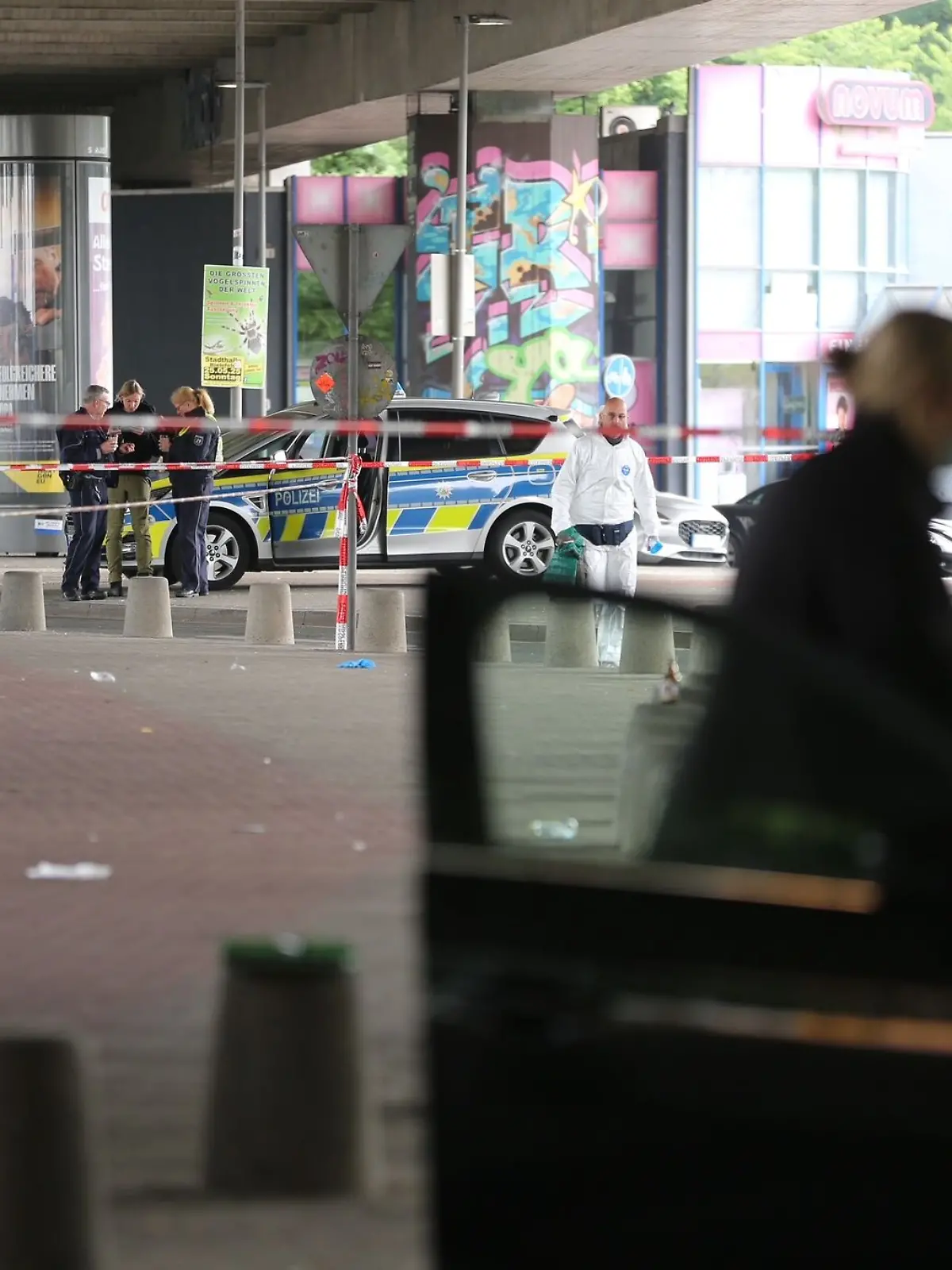 Bild zu: "Unbekannter geht in Bielefeld mit Waffe auf Bar-Besucher los"