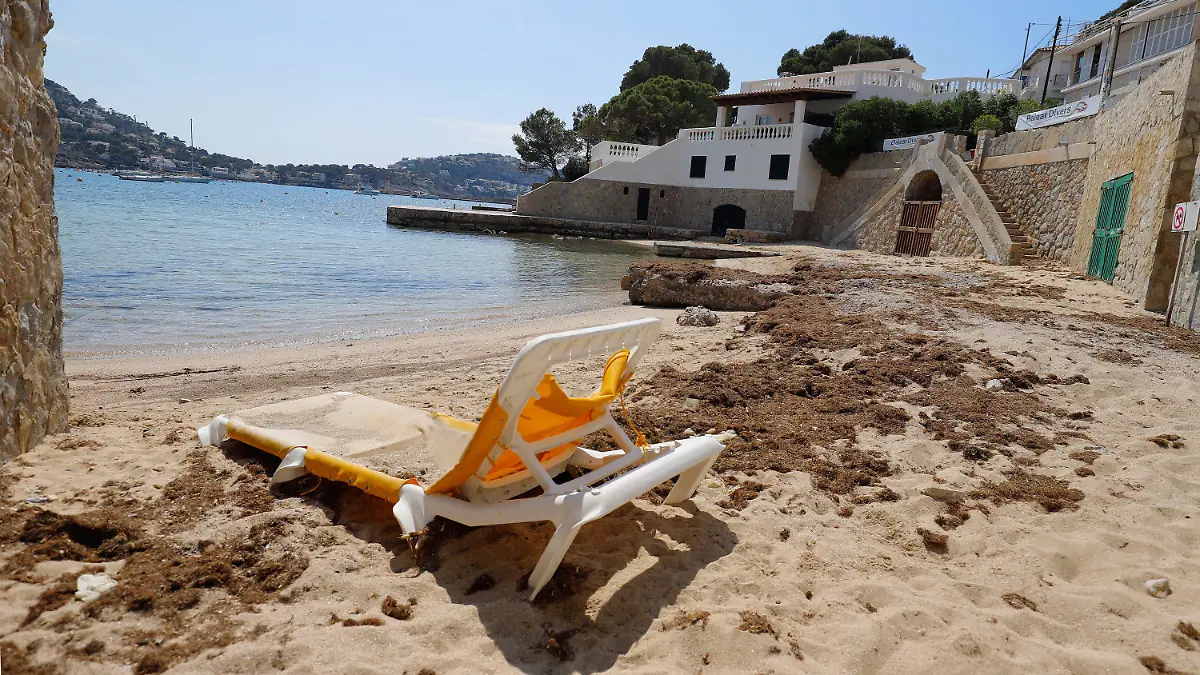 10.04.2020, Spanien, Port Andratx: Eine Liege steht auf einem leeren Strand auf der Insel Mallorca. Normalerweise beginnt zu Ostern die Saison auf Mallorca. Nun sind die Hotels auf der Urlaubsinsel allesamt geschlossen. Foto: Clara Margais/dpa +++ dpa-Bildfunk +++