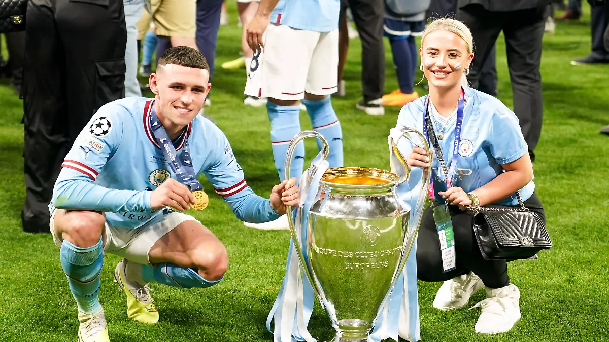 Phil Foden und Rebecca Cooke feiern den Sieg von Manchester City im Finale der Champions League in Istanbul 2023 gegen Inter Mailand.