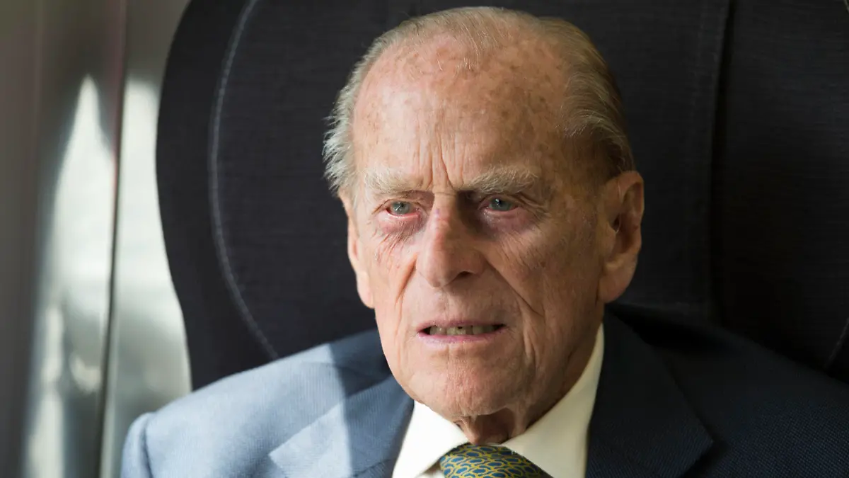 ARCHIV - 13.06.2017, Großbritannien, Slough: Der britische Prinz Philip sitzt in einem Zug anlässlich der Feierlichkeiten zum 175. Jahrestag der ersten Zugfahrt eines britischen Monarchen. (zu dpa "Britischer Prinz Philip im Krankenhaus") Foto: Paul Edwards/The Sun/Press Association/dpa +++ dpa-Bildfunk +++