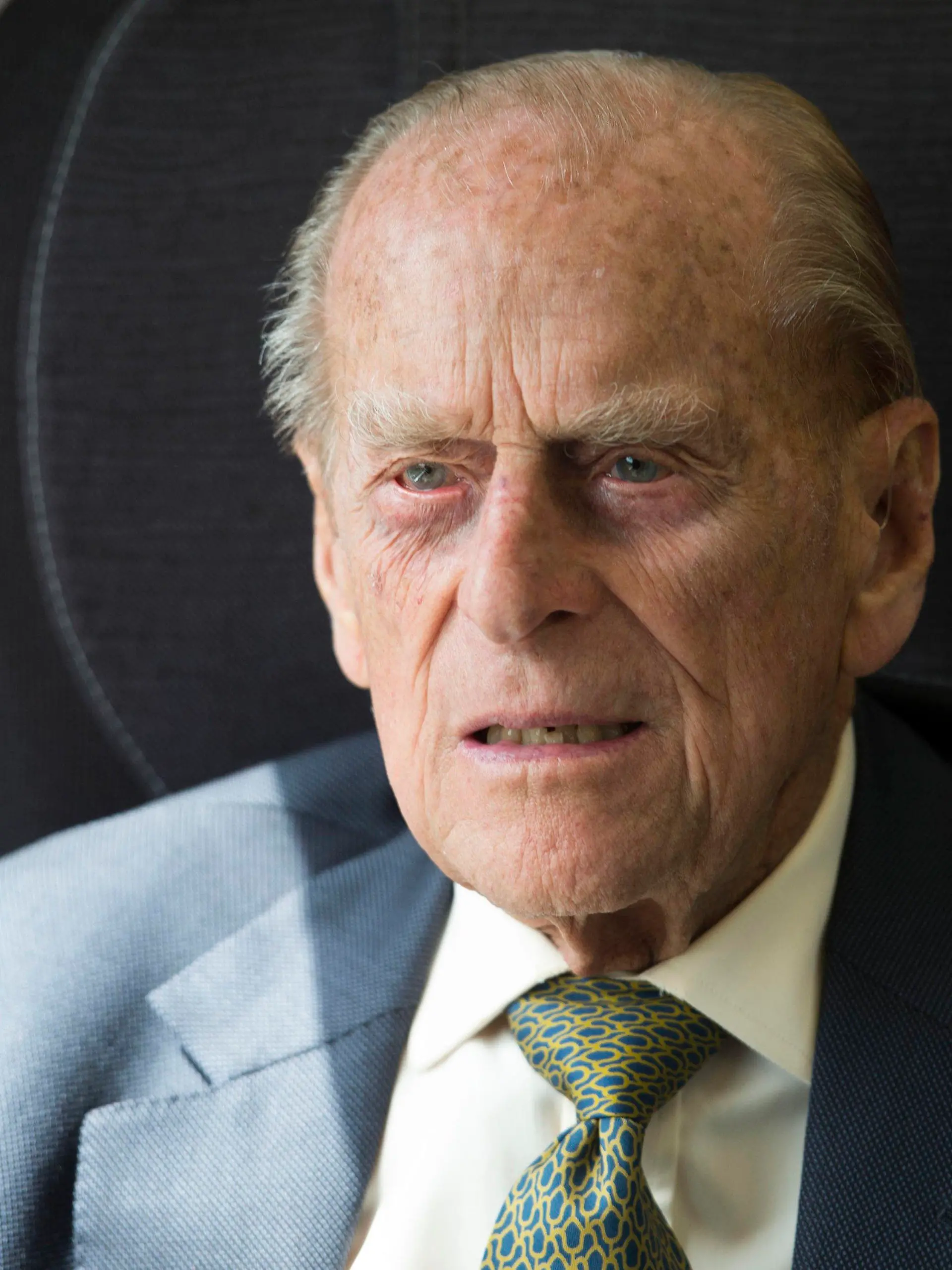 ARCHIV - 13.06.2017, Großbritannien, Slough: Der britische Prinz Philip sitzt in einem Zug anlässlich der Feierlichkeiten zum 175. Jahrestag der ersten Zugfahrt eines britischen Monarchen. (zu dpa "Britischer Prinz Philip im Krankenhaus") Foto: Paul Edwards/The Sun/Press Association/dpa +++ dpa-Bildfunk +++