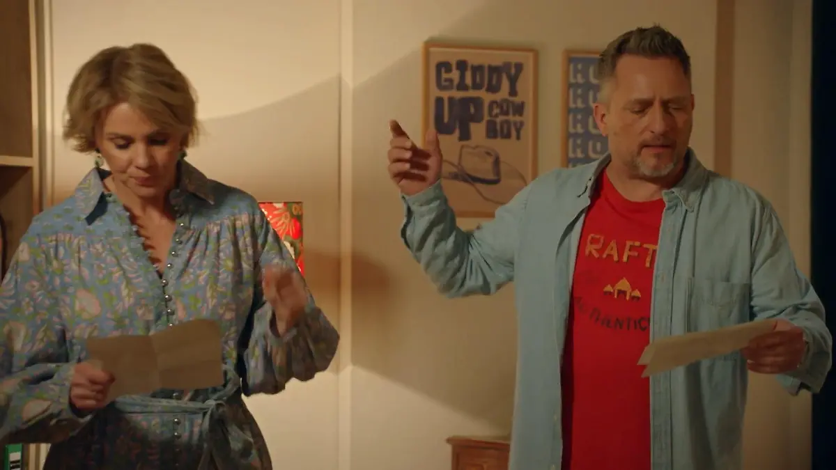 Yvonne (Gisa Zach) und Michi (Lars Pape) greifen nach langer Zeit mal wieder zum Mikrofon