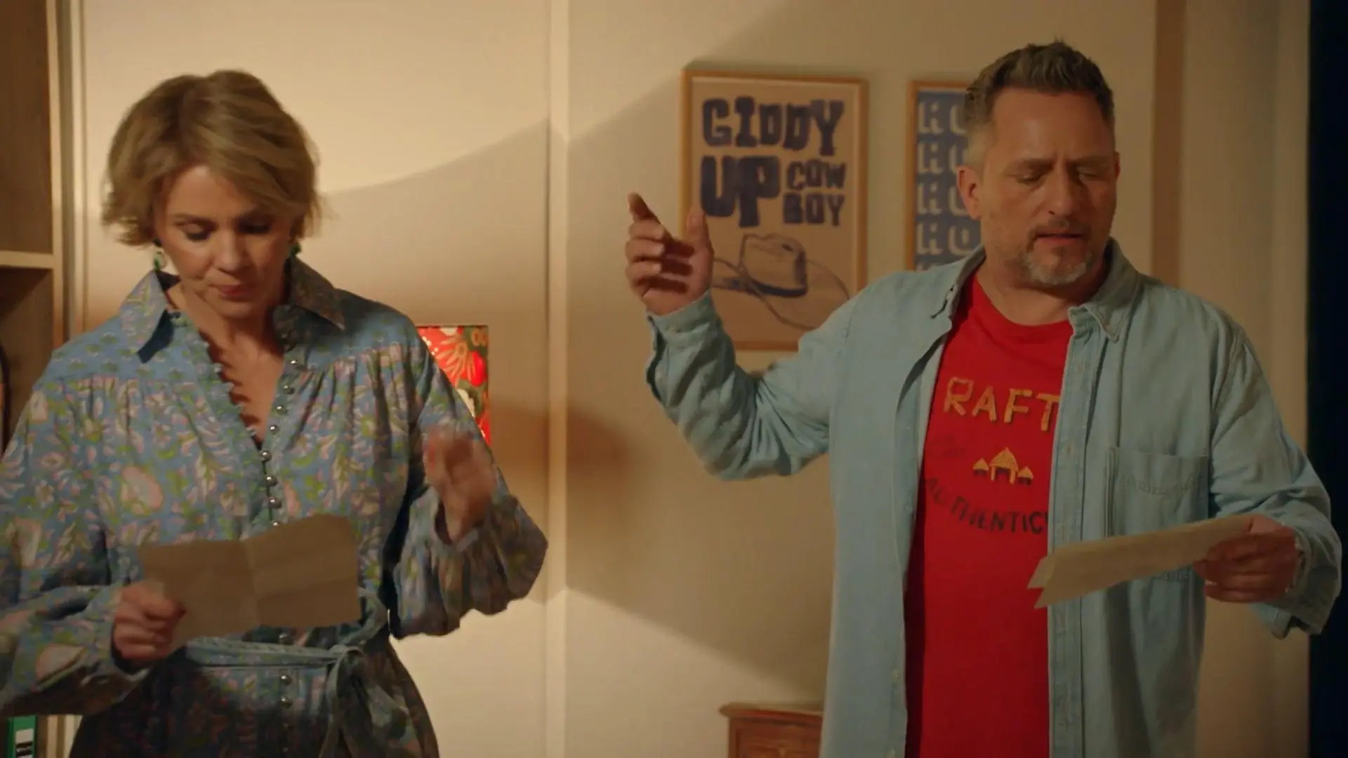 Yvonne (Gisa Zach) und Michi (Lars Pape) greifen nach langer Zeit mal wieder zum Mikrofon