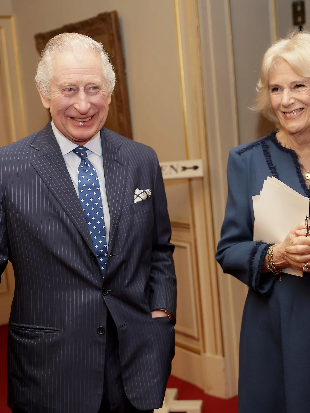 ARCHIV - 23.02.2023, Großbritannien, London: König Charles III. von Großbritannien mit der Königsgemahlin Camilla. Fans der königlichen Familie in Großbritannien können die Krönung von König Charles III. landesweit auf Dutzenden Leinwänden verfolgen. Foto: Chris Jackson/PA Wire/dpa +++ dpa-Bildfunk +++