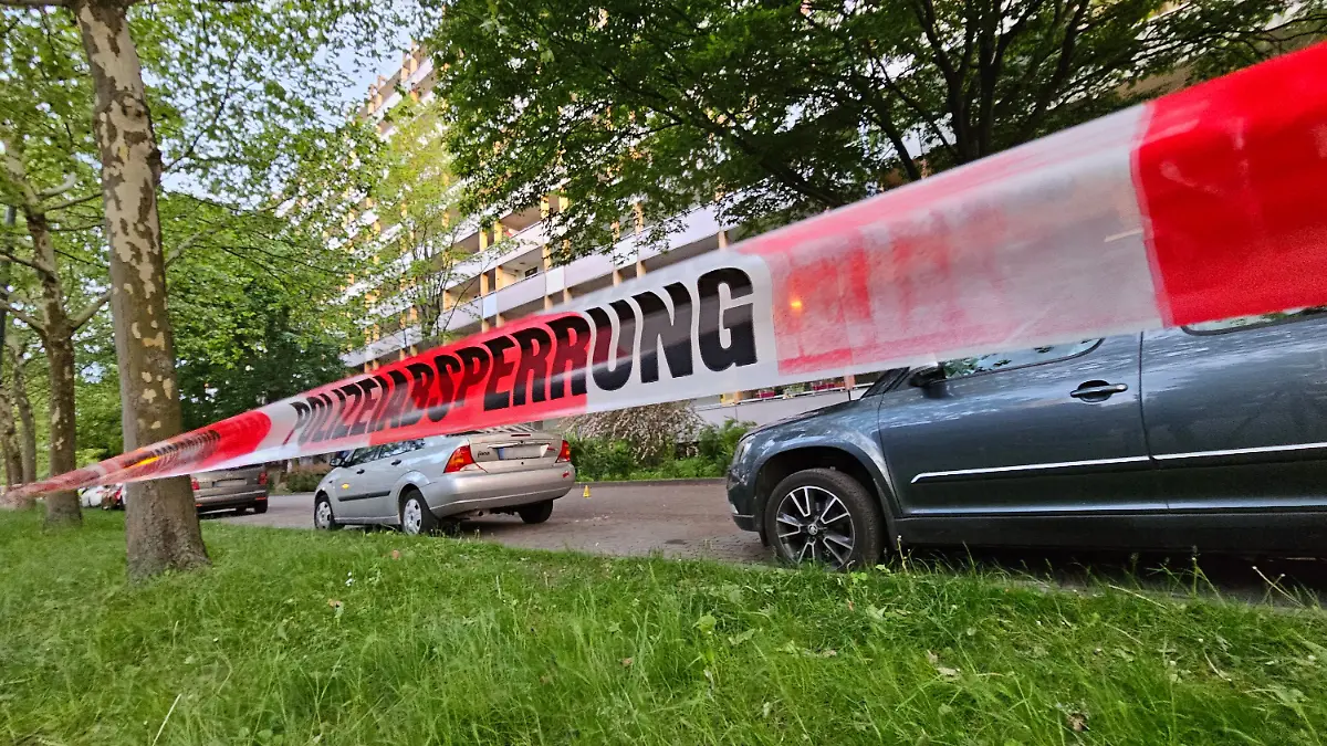 Halle: Ein Absperrband der Polizei ist am Tatort angebracht. Bei einem Angriff vor einem Mehrfamilienhaus in Halle/Saale in Sachsen-Anhalt sind drei Menschen verletzt worden, darunter eine Zwölfjährige.