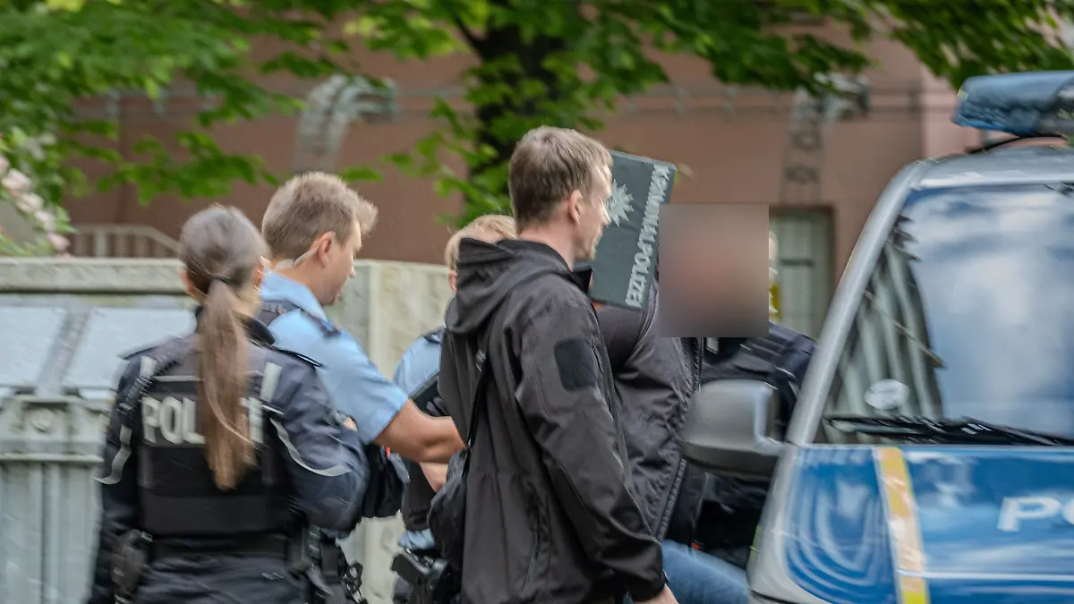 Schlimme Tat in Halle (Saale)!
Ein 46-jähriger Mann hat im Stadtteil Neustadt mehrere Menschen offenbar mit einem Messer verletzt. Zu den Opfern gehört auch ein elf Jahre altes Mädchen.