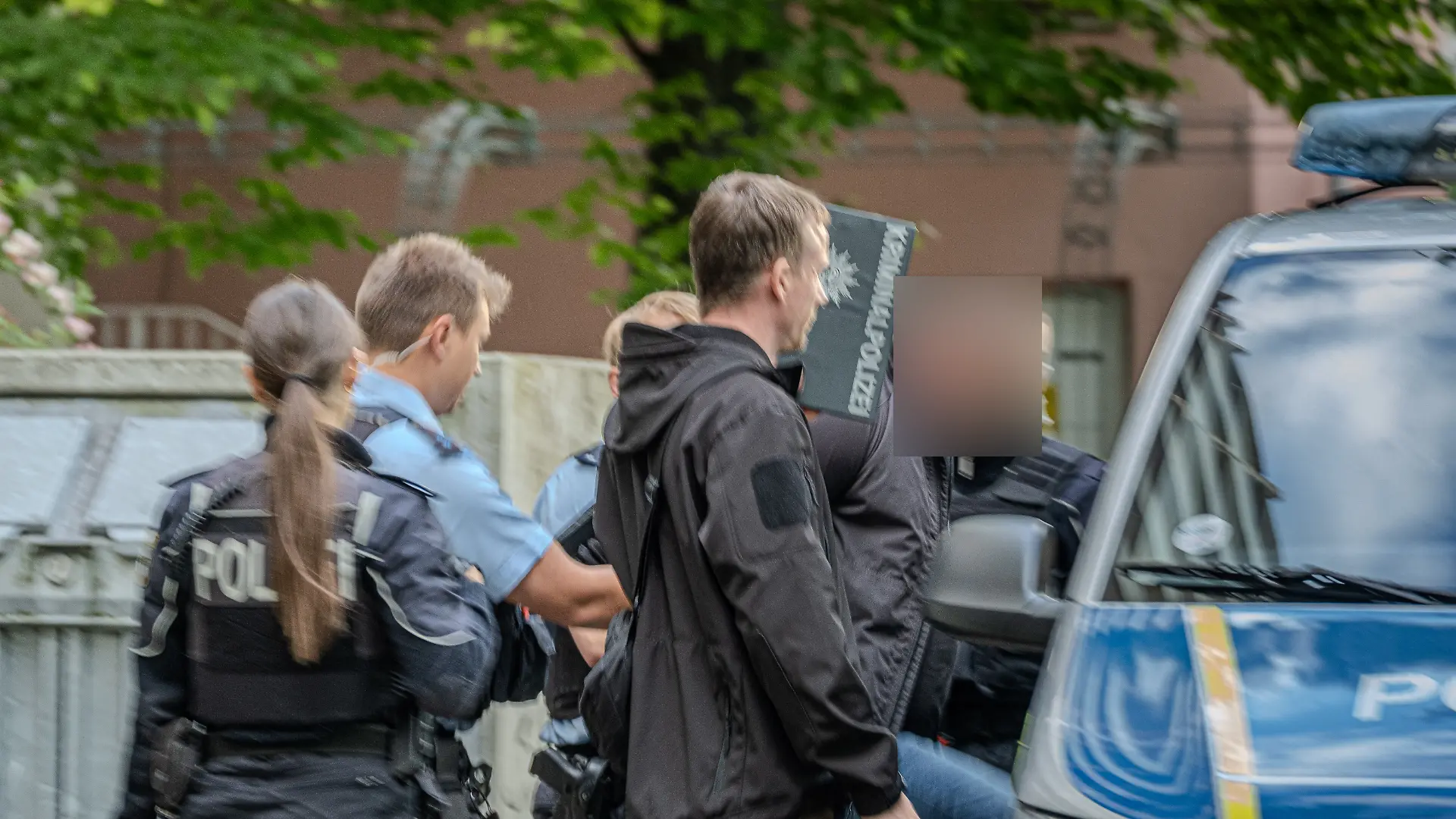 Schlimme Tat in Halle (Saale)!
Ein 46-jähriger Mann hat im Stadtteil Neustadt mehrere Menschen offenbar mit einem Messer verletzt. Zu den Opfern gehört auch ein elf Jahre altes Mädchen.