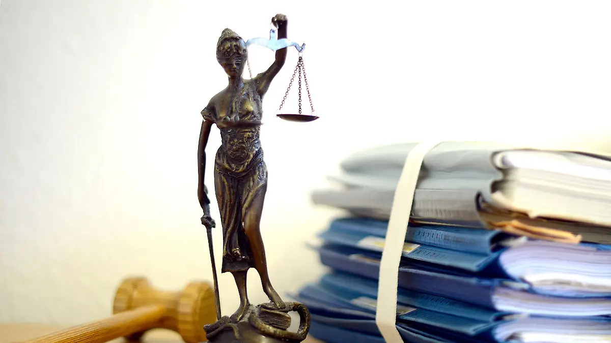 Eine Kündigungsschutzklage läuft nach einem bestimmten Muster ab - unabhängig davon, ob Betroffene in Elternzeit sind oder nicht.