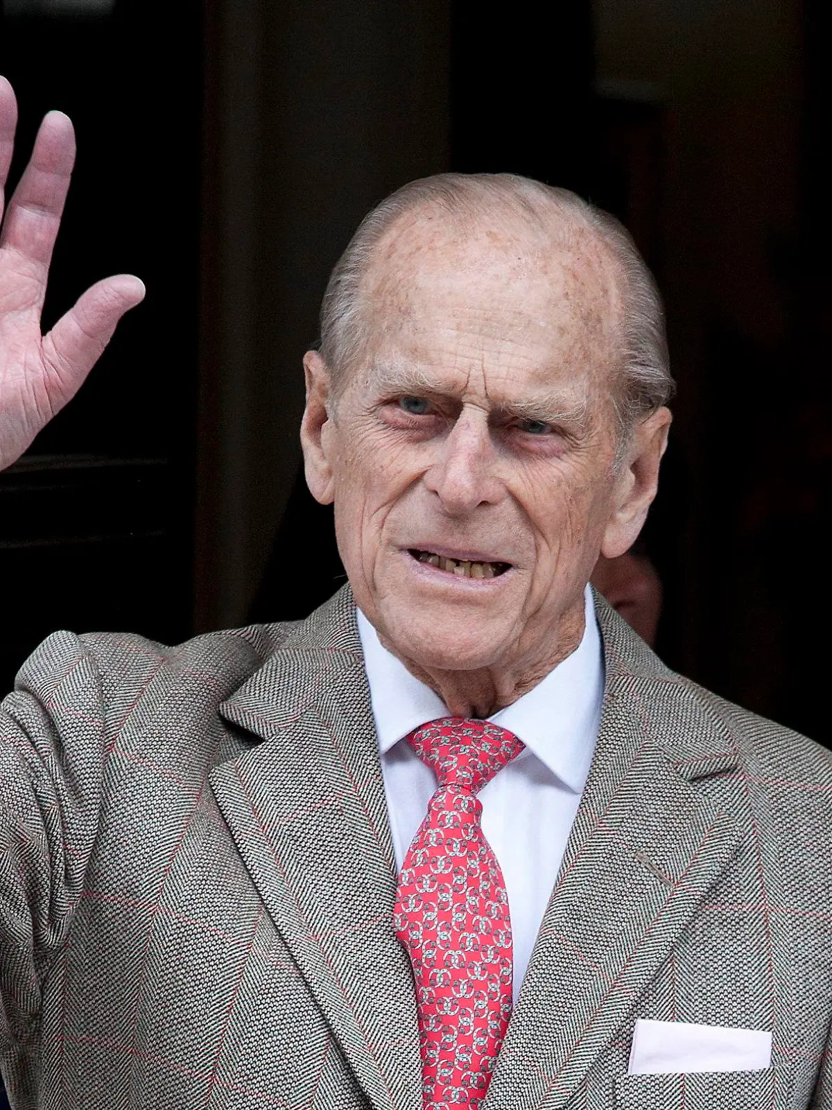 ARCHIV - Prinz Philip von Großbritannien verlässt am 09.06.2012 das King Edward VII Hospital in London (Großbritannien). (zu dpa «Prinz Philip geht im August in Rente» vom 25.07.2017) Foto: Karel Prinsloo/EPA/dpa +++(c) dpa - Bildfunk+++