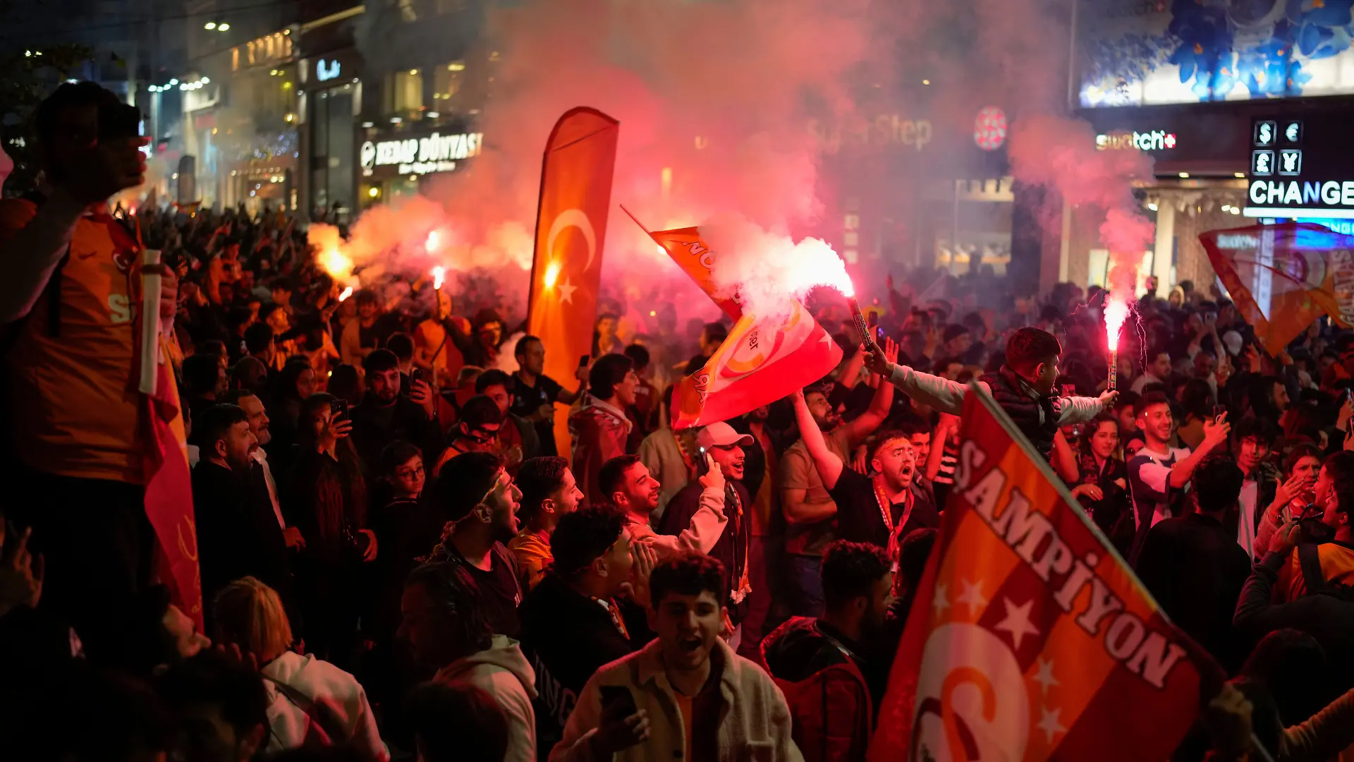 Galatasaray-Fans feierten die Meisterschaft auch in Istanbul. 