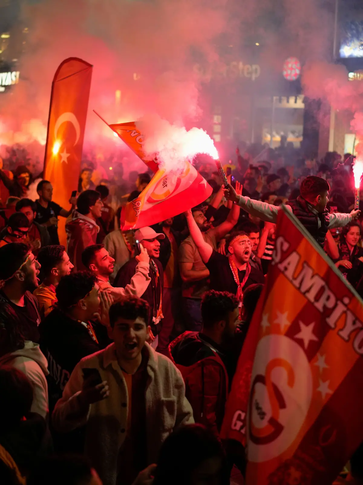 Galatasaray-Fans feierten die Meisterschaft auch in Istanbul. 