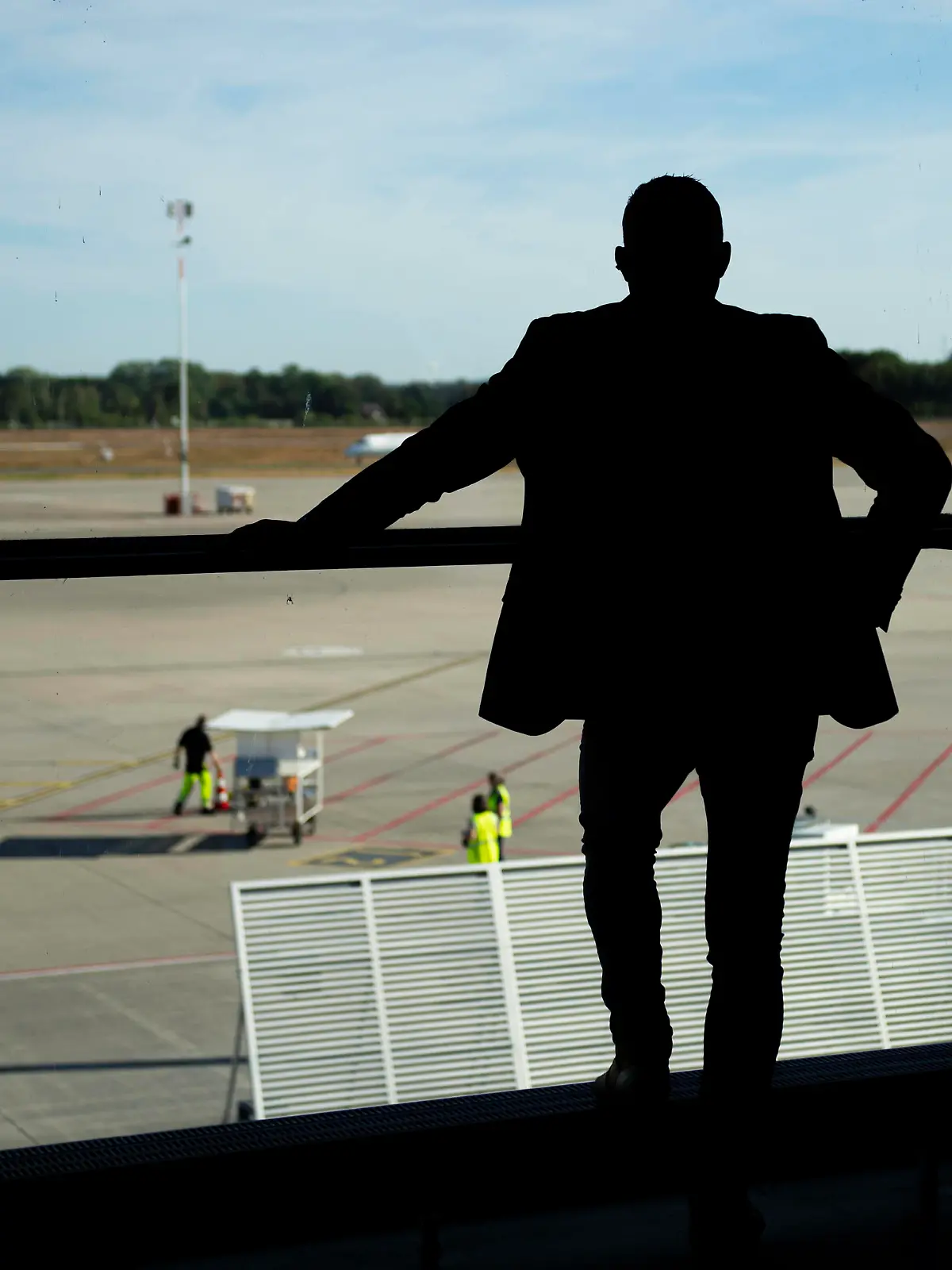  Erstflug der Lufthansa am Flughafen Münster/Osnabrück Wirtschaft: Reisen, Flughafen. Die Fluggesellschaft Lufthansa nimmt nach der Corona-Krise mit einem Erstflug nach München am 02.06.2020 den Flugbetrieb am Flughafen Münster/Osnabrück in Greven wieder auf. Fluggast wartet auf das Flugzeug, Vorfeld, Silhuette Greven Nordrhein-Westfalen Deutschland *** Lufthansas maiden flight at Münster Osnabrück Airport Economy Travel, Airport After the Corona crisis, the airline Lufthansa is resuming flight operations at Münster Osnabrück Airport in Greven after the corona crisis with a maiden flight to Munich on 02 06 2020 Passenger waiting for the aircraft, apron, Silhuette Greven North Rhine-Westphalia Germany Copyright: xChristopherxNeundorf/Kirchner-Mediax