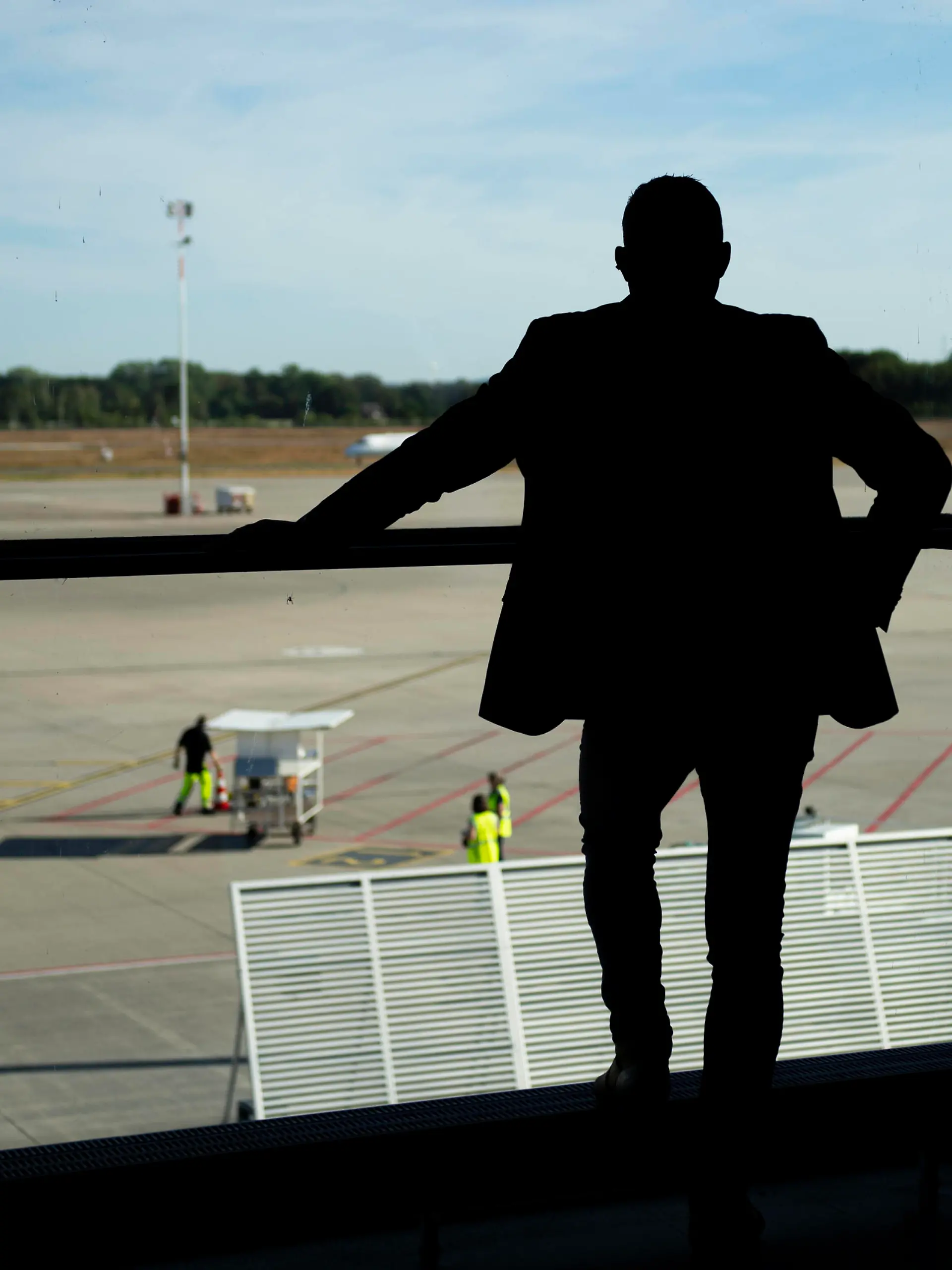  Erstflug der Lufthansa am Flughafen Münster/Osnabrück Wirtschaft: Reisen, Flughafen. Die Fluggesellschaft Lufthansa nimmt nach der Corona-Krise mit einem Erstflug nach München am 02.06.2020 den Flugbetrieb am Flughafen Münster/Osnabrück in Greven wieder auf. Fluggast wartet auf das Flugzeug, Vorfeld, Silhuette Greven Nordrhein-Westfalen Deutschland *** Lufthansas maiden flight at Münster Osnabrück Airport Economy Travel, Airport After the Corona crisis, the airline Lufthansa is resuming flight operations at Münster Osnabrück Airport in Greven after the corona crisis with a maiden flight to Munich on 02 06 2020 Passenger waiting for the aircraft, apron, Silhuette Greven North Rhine-Westphalia Germany Copyright: xChristopherxNeundorf/Kirchner-Mediax