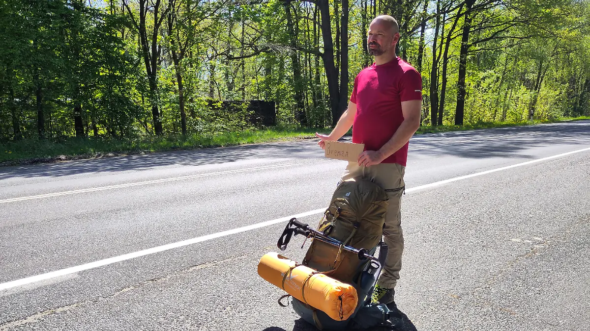 Lars Willms trampt den Weg zum Startpunkt in Portugal.