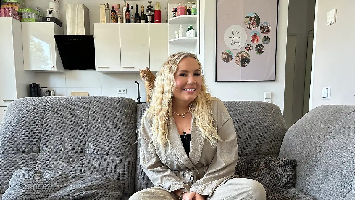 Marlisa Rudzio auf ihrer „Reality-Couch”