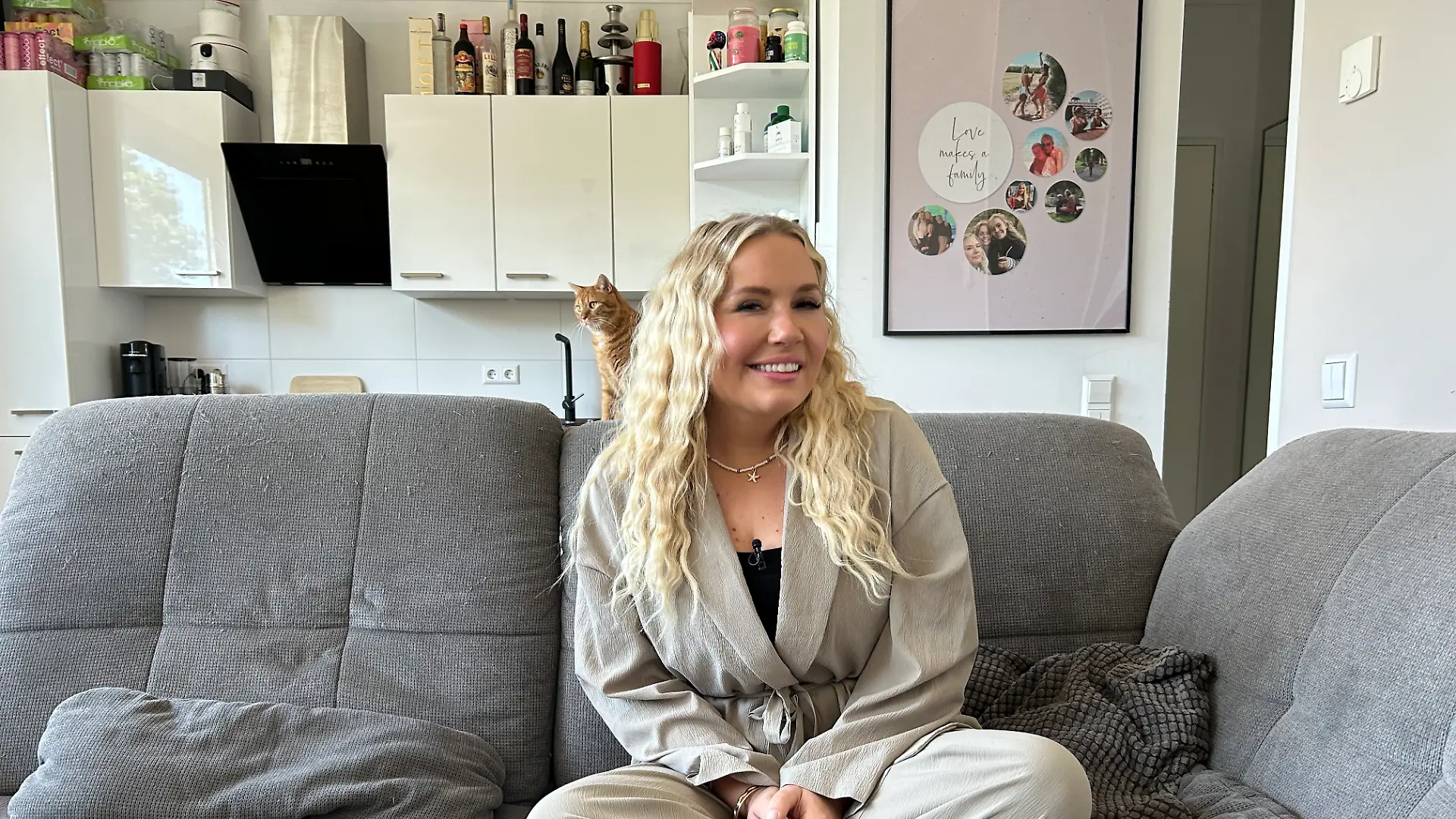 Marlisa Rudzio auf ihrer „Reality-Couch”