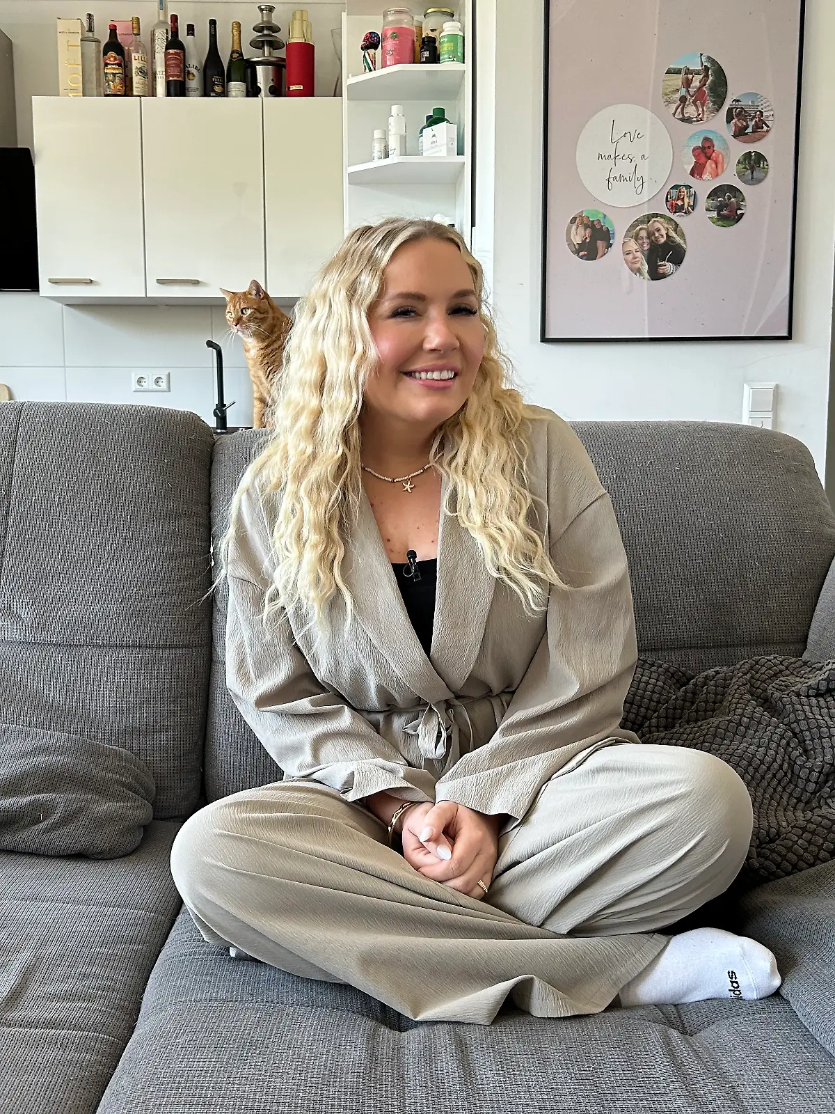 Marlisa Rudzio auf ihrer „Reality-Couch”