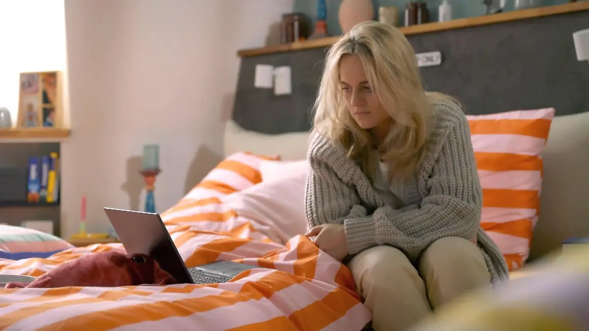 Cilly befragt die KI zu Baris' Seitensprung „Unter uns“-Folge vom 30.05.25 auf RTL+