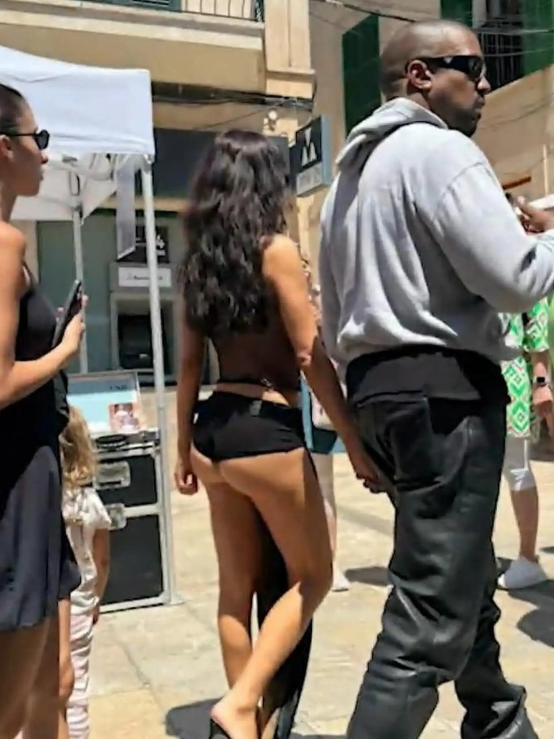 Bild zu: "Kanye West und Bianca Censori machen Malle unsicher"