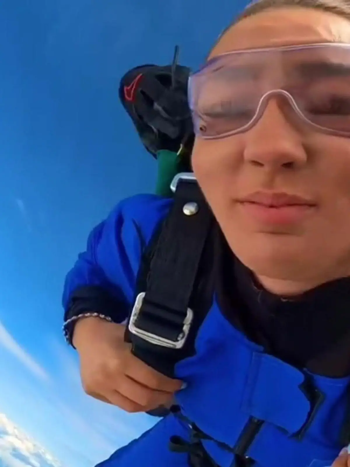 Frau wag Fallschirmsprung, dann klemmt plötzlich der Schirm.