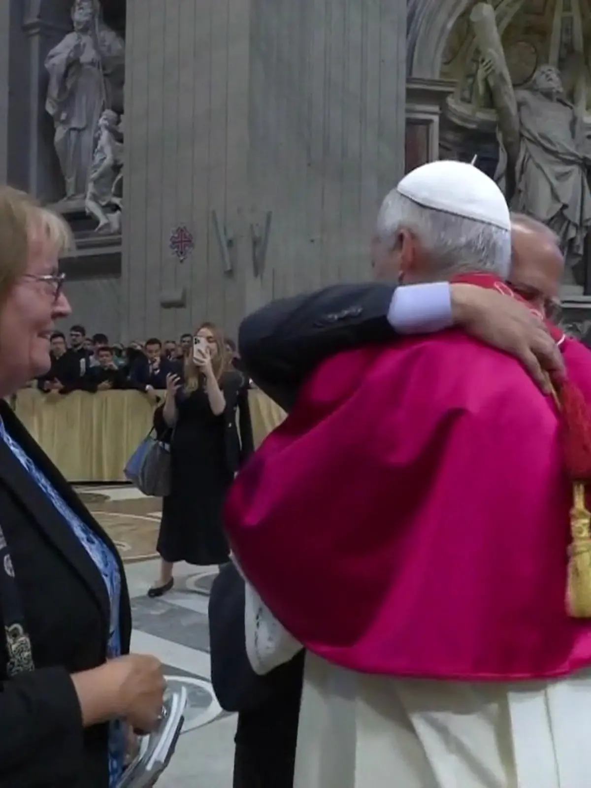 Bild zu: "Für IHN bricht Papst Leo IVX. das Protokoll"