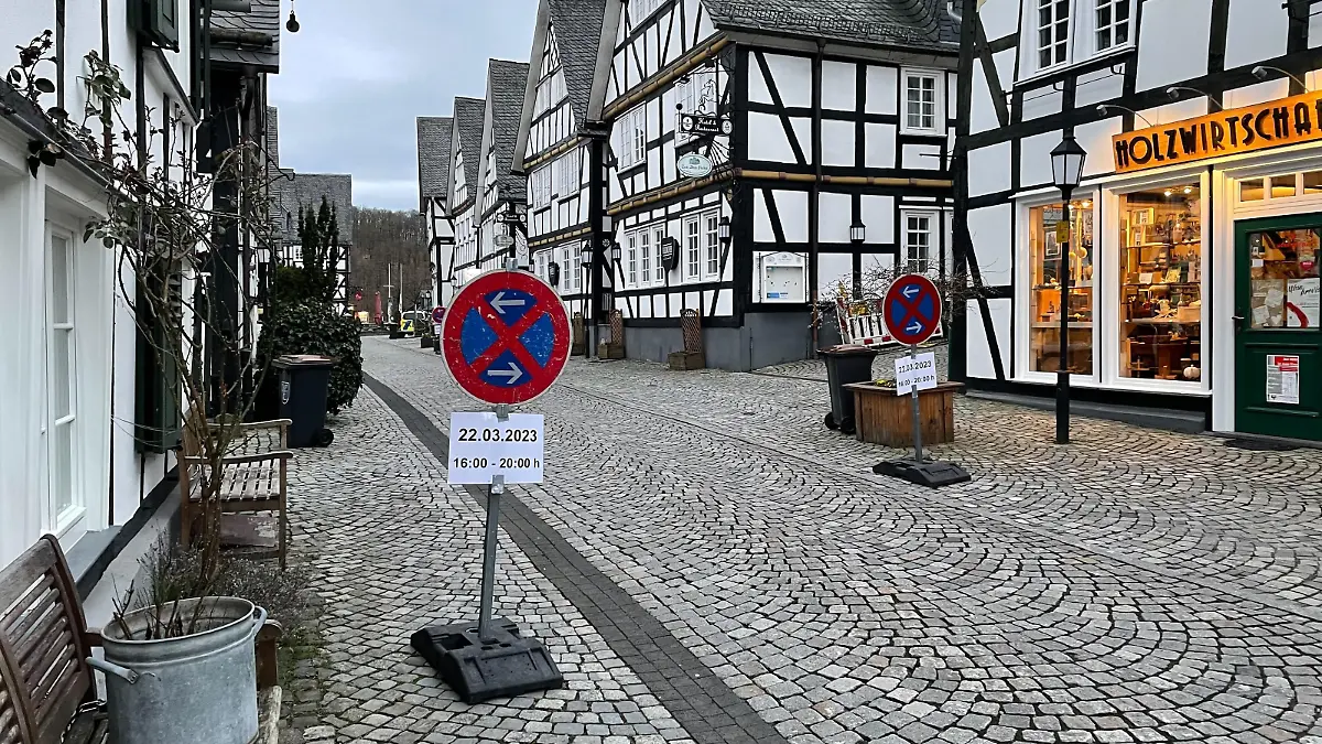 Straßenschilder zum Trauergottesdienst in Freudenberg