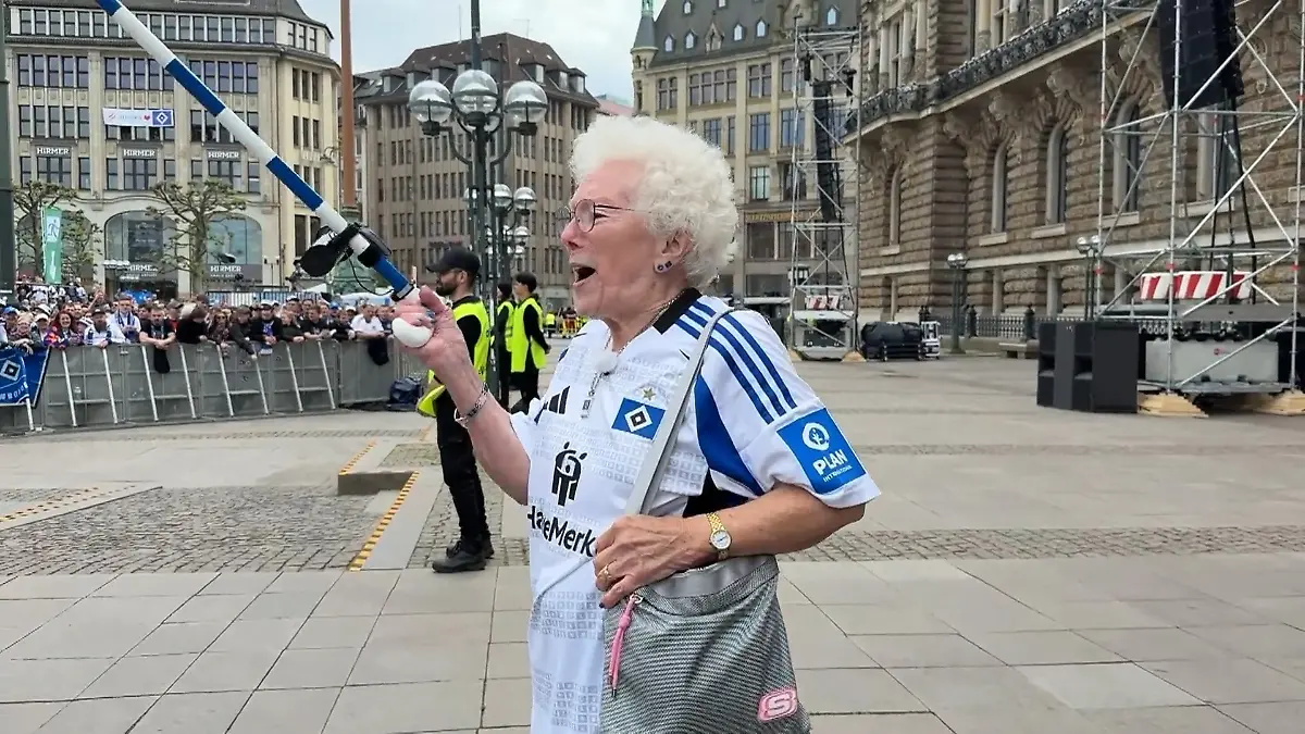 87-Jährige als Vorsängerin bei HSV-Feier "Zweite Liga, nie mehr"