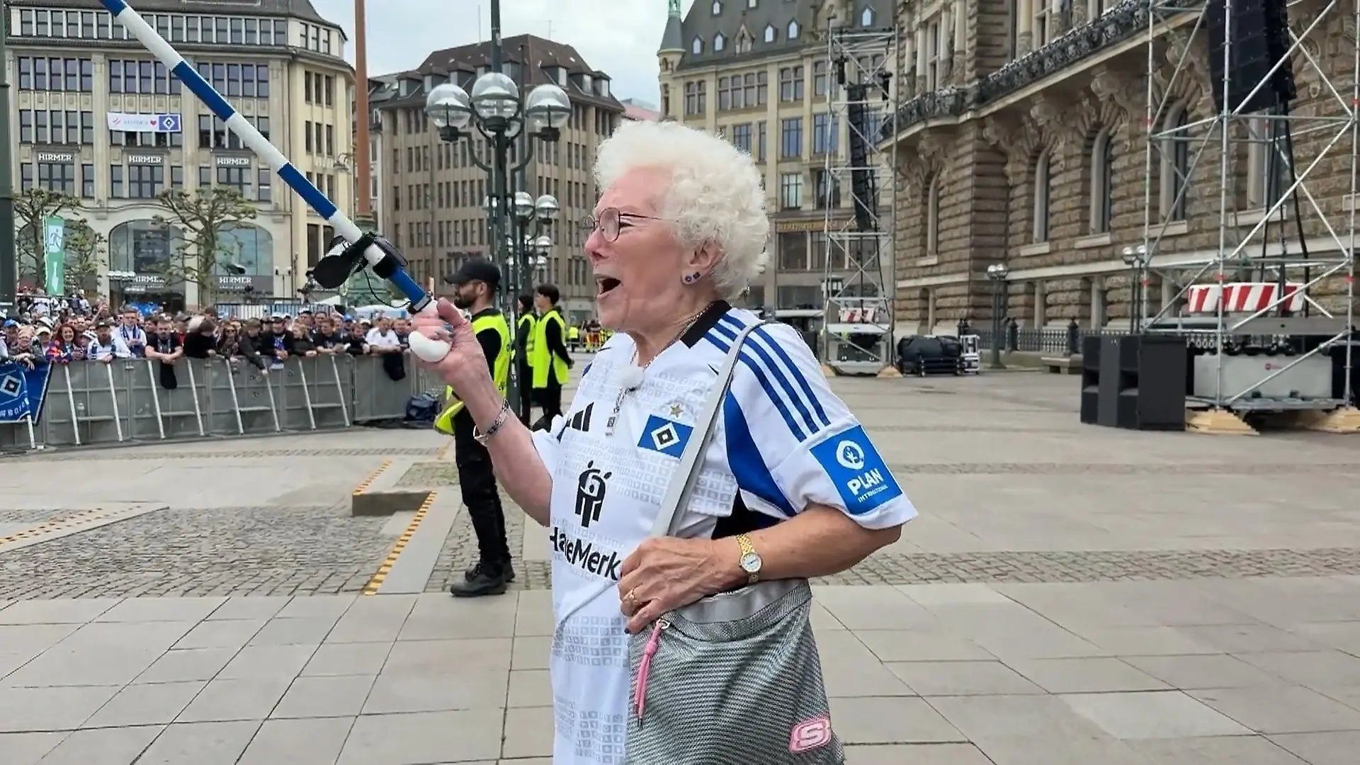 87-Jährige als Vorsängerin bei HSV-Feier "Zweite Liga, nie mehr"