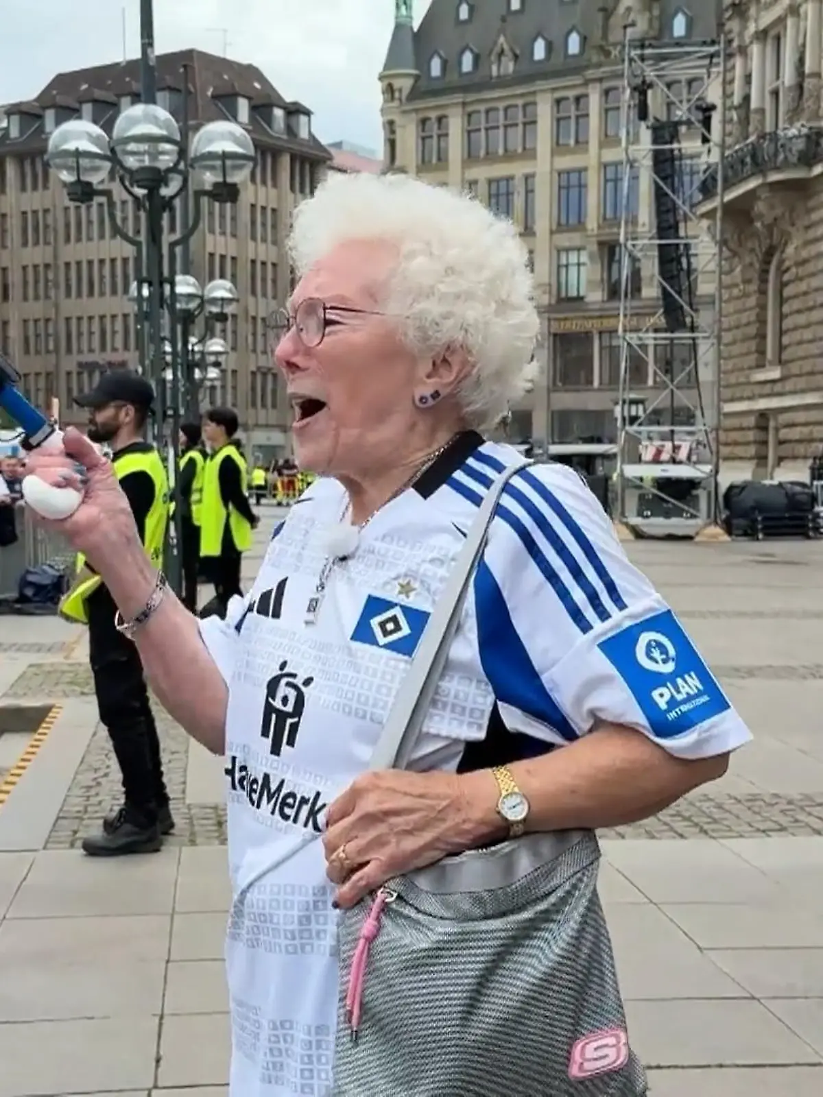 Bild zu: "87-Jährige als Vorsängerin bei HSV-Feier"