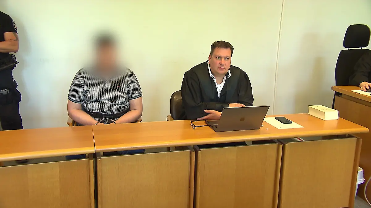 Beim Prozessauftakt sitzt André R. gefesselt neben seinem Anwalt.