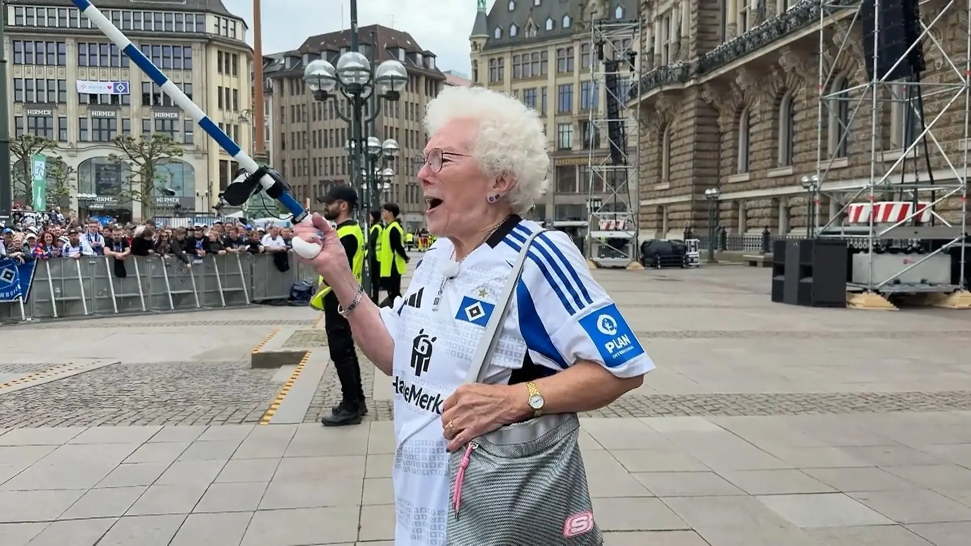 87-Jährige als Vorsängerin bei HSV-Feier "Zweite Liga, nie mehr"