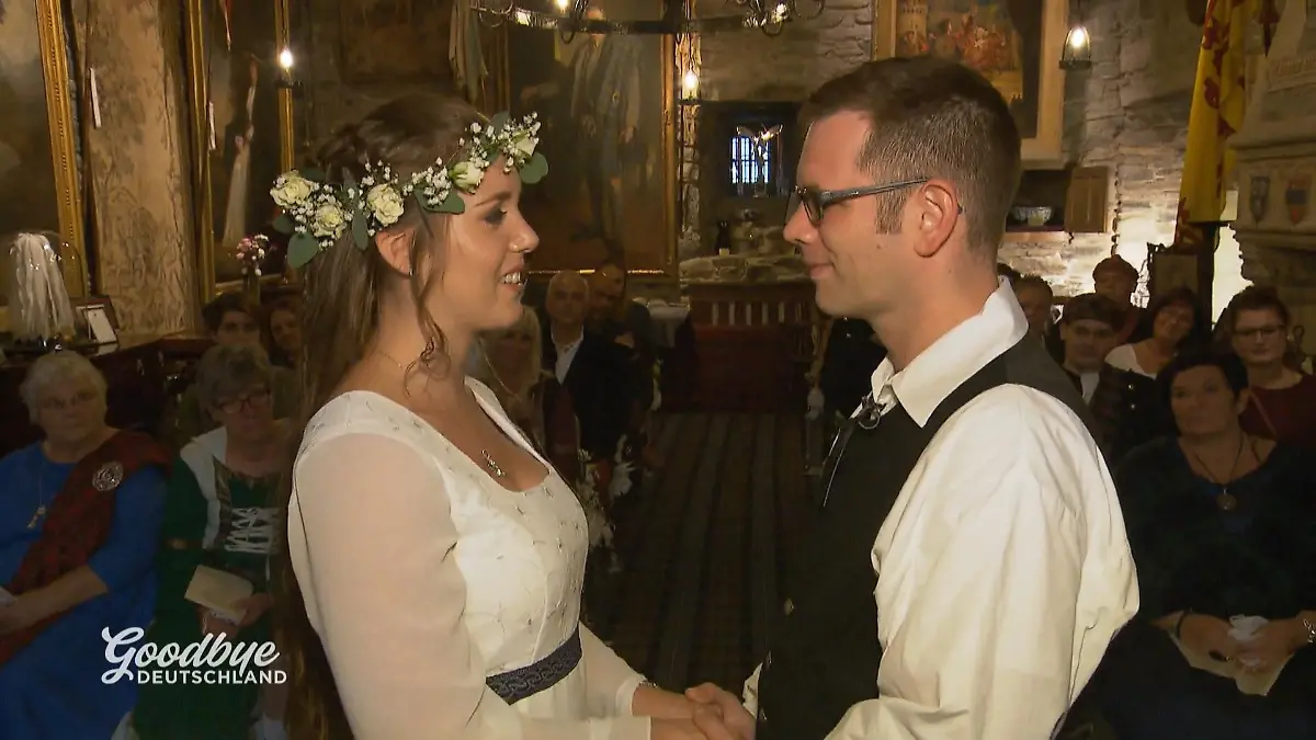 Patrick wird von seinen Brüdern zu Susi geführt Eheversprechen in Schottland