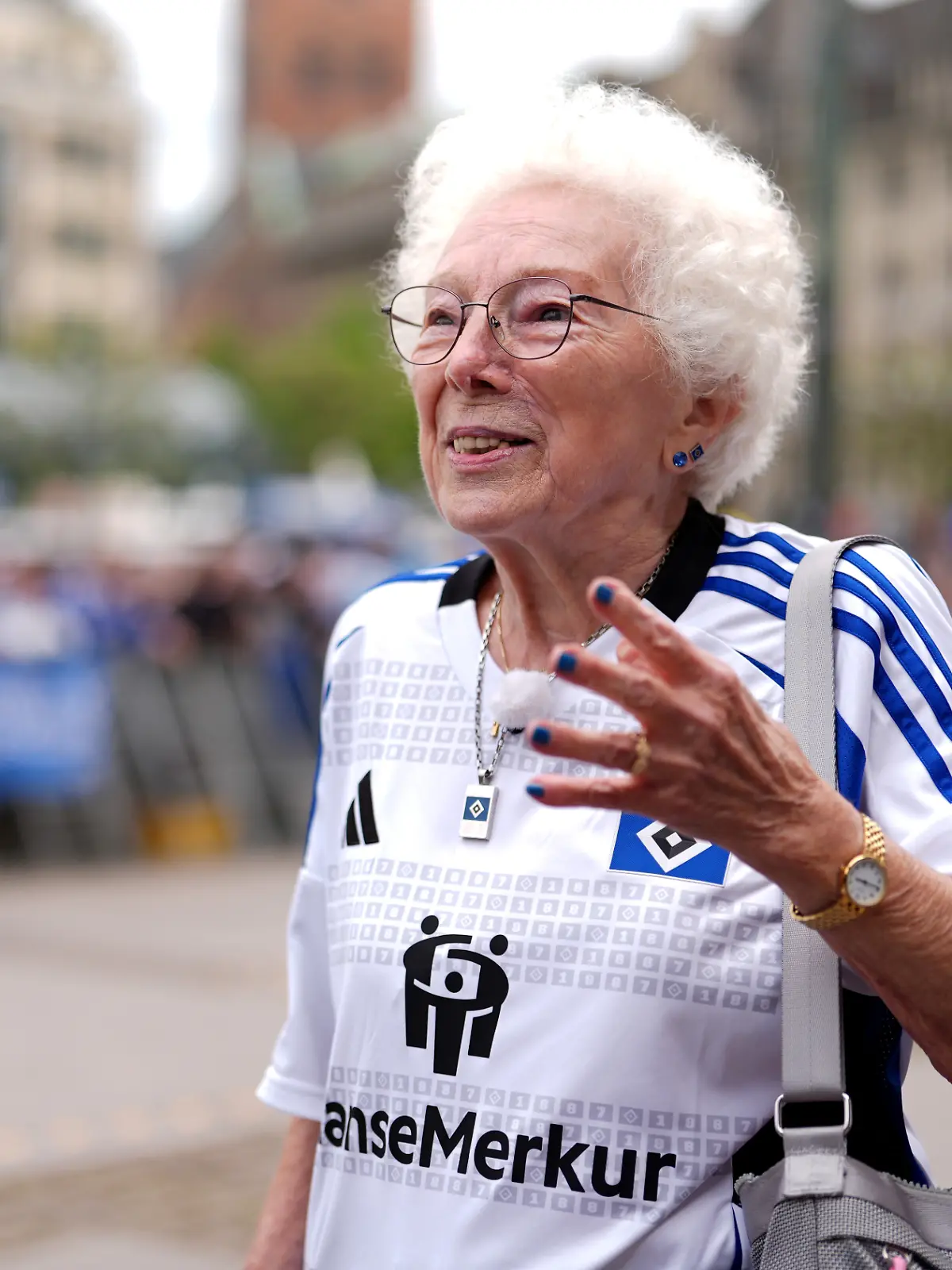 HSV-Kultfan „Oma Eva”