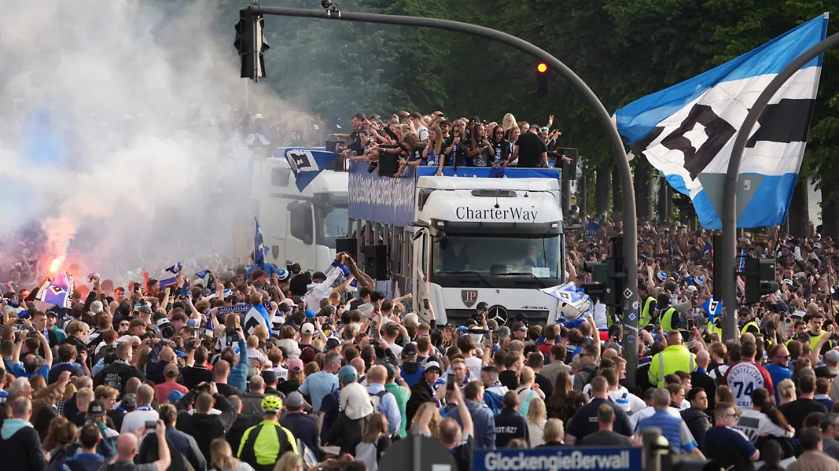 Der Doppel-Aufstieg der HSV-Männer und -Frauen wurde in Hamburg frenetisch bejubelt.